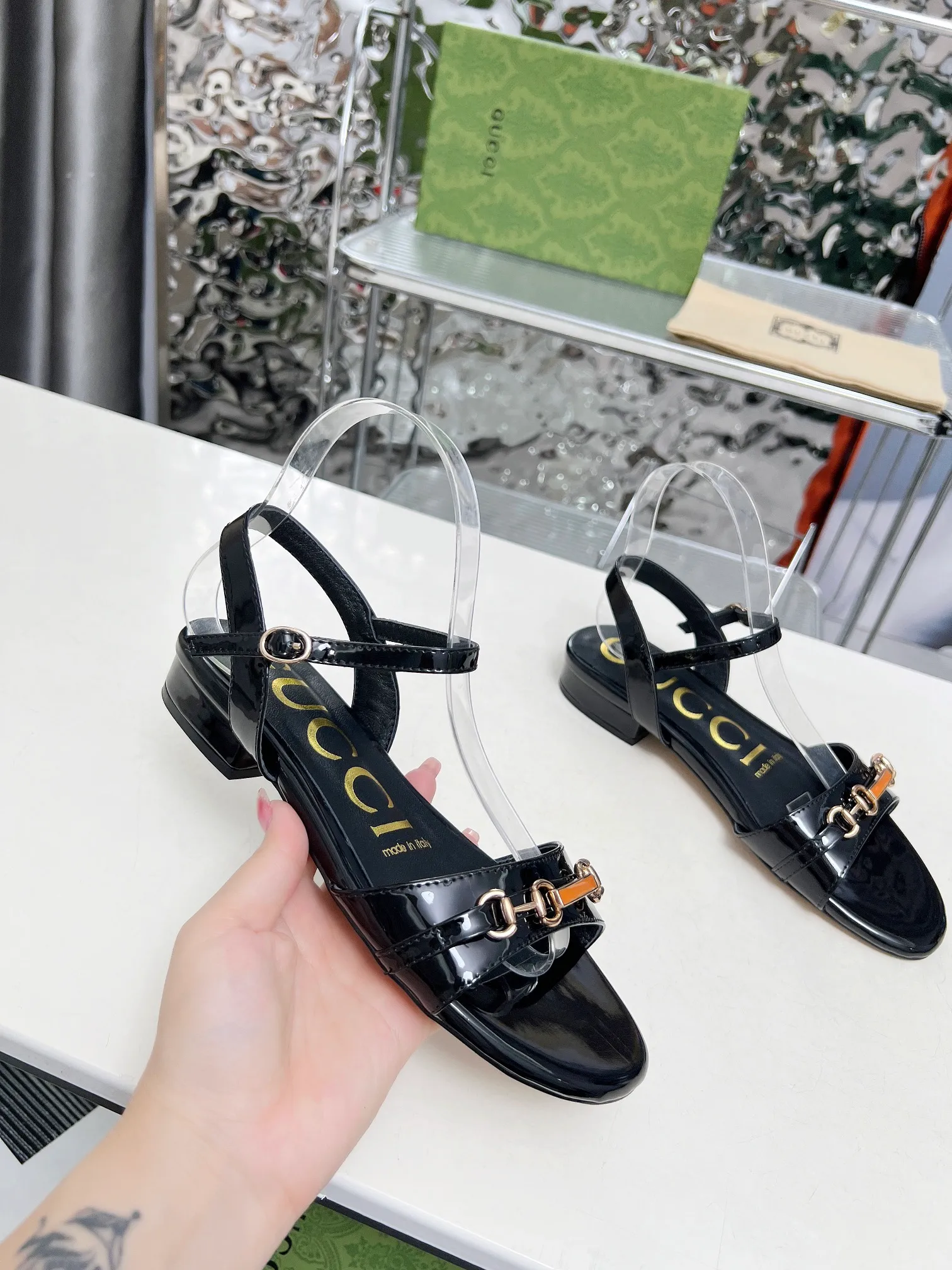 👟👟Ex-factory price 380👟👟 🔥🔥🔥Gucci 2005 new horsebit sandals! High heels are versatile and slimming, and use the original 1:1 hardware! The fabric is made of first-layer cow patent leather! The standard size of the stepping sheep inside is 35/40 (41 can be customized and will not be returned) Color: black, white, meat optional Heel height 3 cm